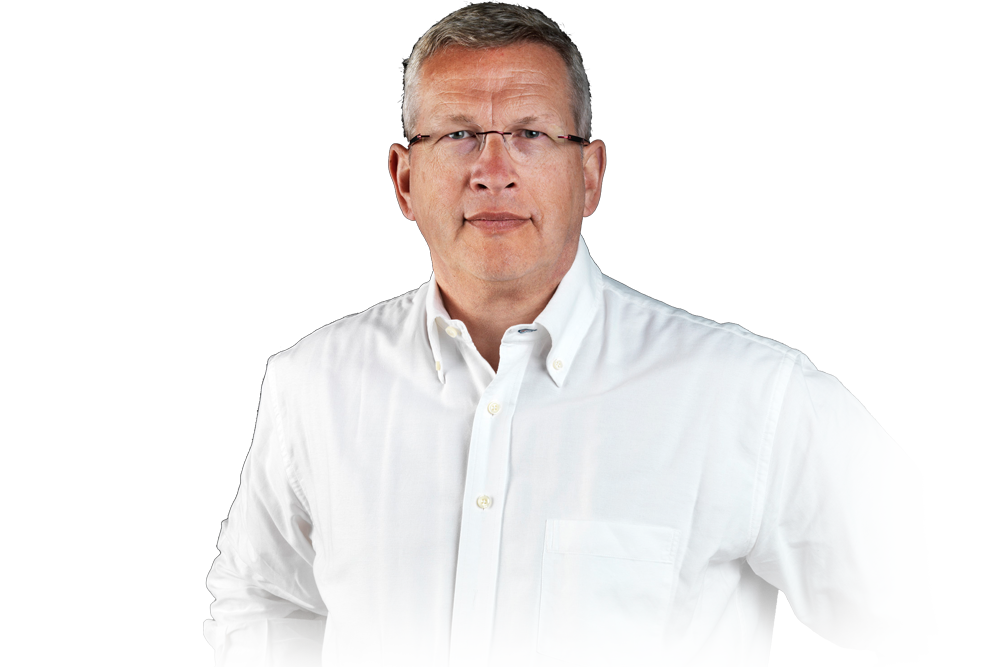 Peter con camisa blanca y brazos en jarra